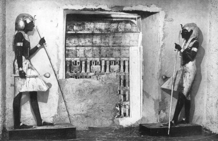 Framed Print : The first glimpse of Tutankhamuns tomb, Egypt, 1933-1934 Framed Print : The first glimpse of Tutankhamuns tomb, Egypt, 1933-1934