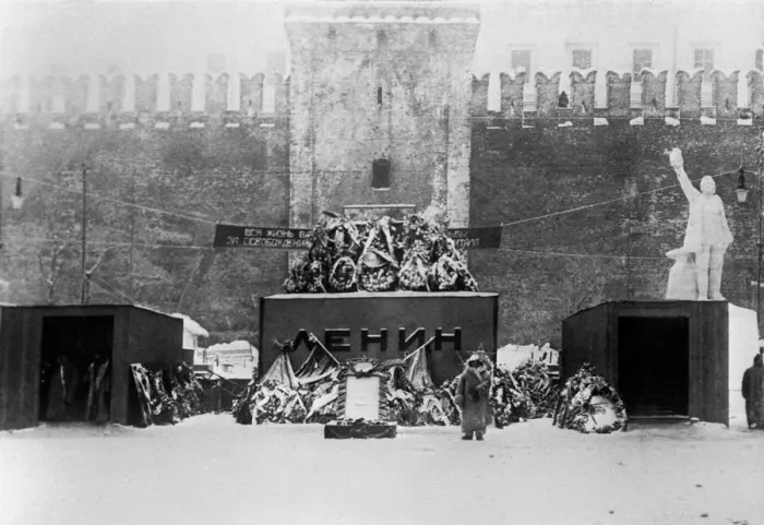 Framed Print : The first temporary Lenin Mausoleum, 1924