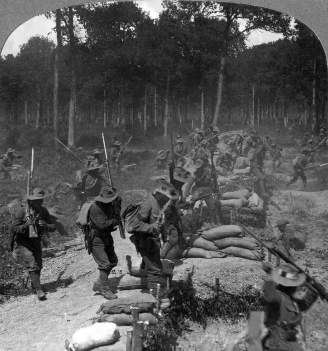 Framed Print : First World War battlefield scene, 1914-1918. Artist: Realistic Travels Publishers Framed Print : First World War battlefield scene, 1914-1918. Artist: Realistic Travels Publishers