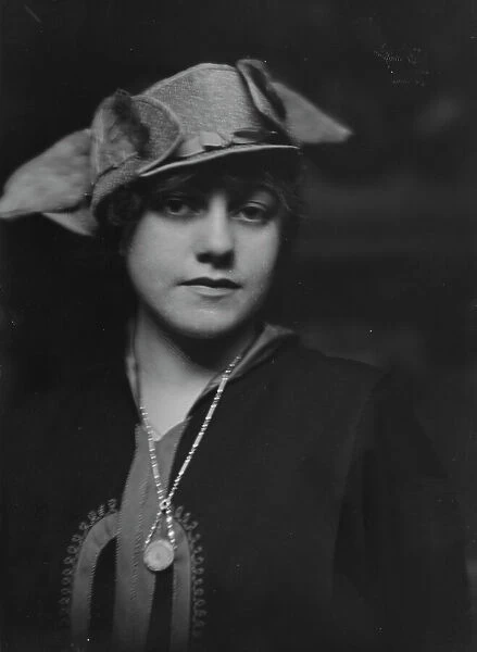 Fisher, Dorothy, Miss, portrait photograph, 1915. Creator: Arnold Genthe