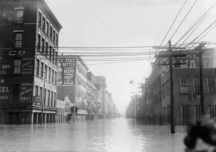 Framed Print : Flooded warehouses Elm St. looking north, Cincinnati, Ohio, between c1910 and c1915. Creator: Bain News Service Framed Print : Flooded warehouses Elm St. looking north, Cincinnati, Ohio, between c1910 and c1915. Creator: Bain News Service