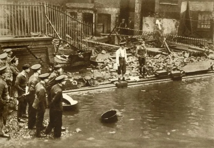 Framed Print : Flooding in London, 1928, (1935). Creator: Unknown Framed Print : Flooding in London, 1928, (1935). Creator: Unknown