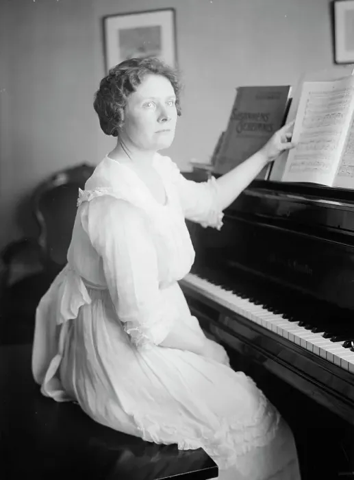 Framed Print : Florence Macbeth, between c1915 and c1920. Creator: Bain News Service Framed Print : Florence Macbeth, between c1915 and c1920. Creator: Bain News Service
