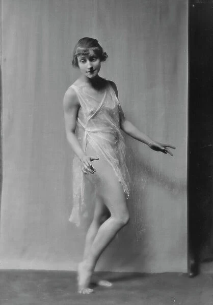 Florence Noyes dancers, between 1915 and 1918. Creator: Arnold Genthe