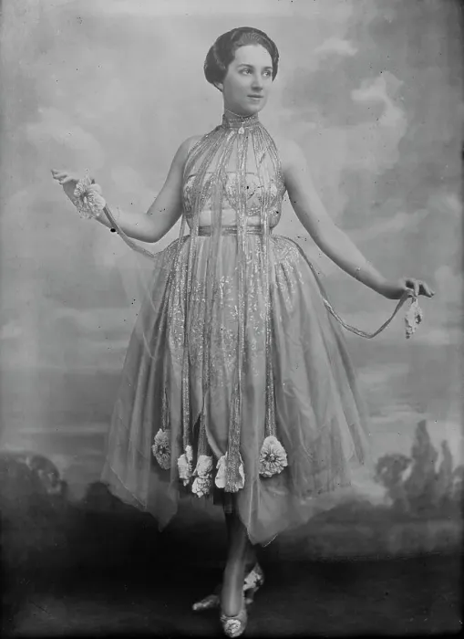 Framed Print : Florence Walton, between c1915 and c1920. Creator: Bain News Service Framed Print : Florence Walton, between c1915 and c1920. Creator: Bain News Service