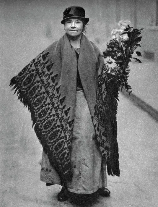 Framed Print : Flower girl, London, 1926-1927 Framed Print : Flower girl, London, 1926-1927