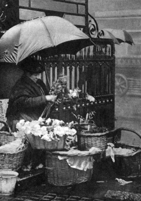 Framed Print : Flower seller, Piccadilly Circus, London, 1926-1927 Framed Print : Flower seller, Piccadilly Circus, London, 1926-1927
