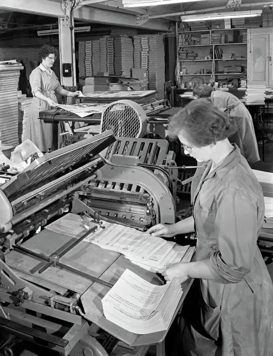 Framed Print : A folding machine in a printworks, Mexborough, South Yorkshire, 1959 Framed Print : A folding machine in a printworks, Mexborough, South Yorkshire, 1959