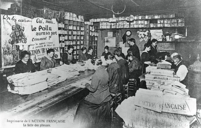 Framed Print : Folding machine room, printing works of the L Action Francaise newspaper, Paris, 1917 Framed Print : Folding machine room, printing works of the L Action Francaise newspaper, Paris, 1917