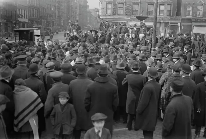Framed Print : Food protest [East Broadway and Rutgers Street, New York, New York], 1917. Creator: Bain News Service