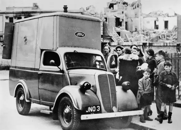 Framed Print : A Ford emergency food van, Bethnal Green, London, c1940-c1941 Framed Print : A Ford emergency food van, Bethnal Green, London, c1940-c1941