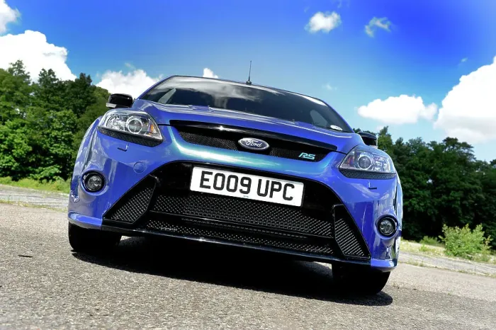 Framed Print : Ford Focus RS 2009. Artist: Simon Clay Framed Print : Ford Focus RS 2009. Artist: Simon Clay