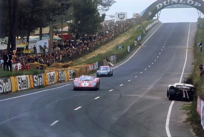 Framed Print : Ford GT40 leading Alpine A210 Renault, Le Mans 24 Hours, France, 1967 Framed Print : Ford GT40 leading Alpine A210 Renault, Le Mans 24 Hours, France, 1967
