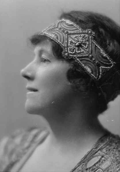 Ford, Harriet, Miss, portrait photograph, 1914 June 29. Creator: Arnold Genthe