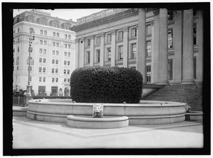 Framed Print : Fountain, between 1909 and 1914. Creator: Harris & Ewing. Fountain, between 1909 and 1914. Creator: Harris & Ewing Framed Print : Fountain, between 1909 and 1914. Creator: Harris & Ewing. Fountain, between 1909 and 1914. Creator: Harris & Ewing