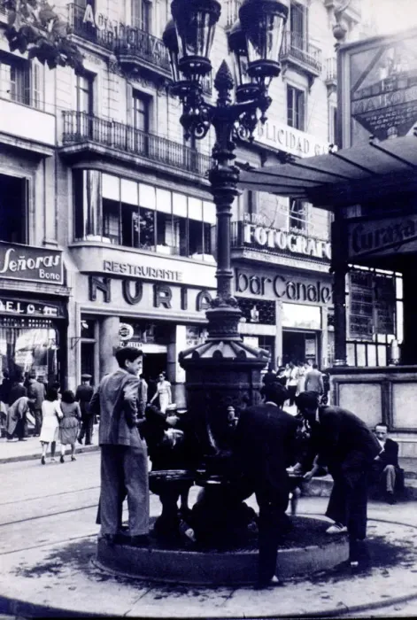 Framed Print : The fountain of Canaletas at the beginning of Las Ramblas, behind the iconic restaurants Framed Print : The fountain of Canaletas at the beginning of Las Ramblas, behind the iconic restaurants