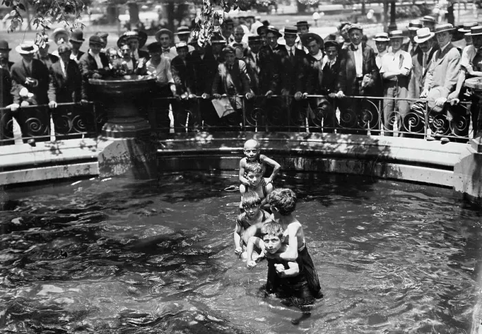 Framed Print : Fountains, Madison Sq. Park on hot day, between c1910 and c1915. Creator: Bain News Service Framed Print : Fountains, Madison Sq. Park on hot day, between c1910 and c1915. Creator: Bain News Service