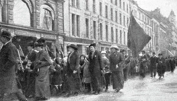 France et Russie; 1er mai a Christiania: Dans les rues de la capitale norvegienne, nos... 1916. Creator: Unknown