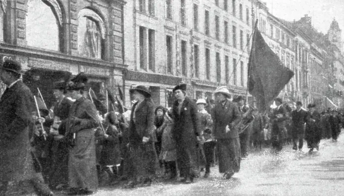 Framed Print : France et Russie; 1er mai a Christiania: Dans les rues de la capitale norvegienne, nos... 1916. Creator: Unknown Framed Print : France et Russie; 1er mai a Christiania: Dans les rues de la capitale norvegienne, nos... 1916. Creator: Unknown