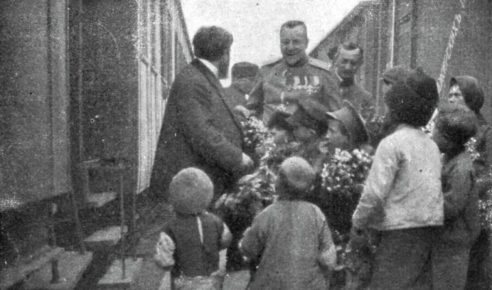 Framed Print : France et Russie; Un arret du train. M. Albert Thomas achete des fleurs a ces enfants... 1916. Creator: Unknown Framed Print : France et Russie; Un arret du train. M. Albert Thomas achete des fleurs a ces enfants... 1916. Creator: Unknown