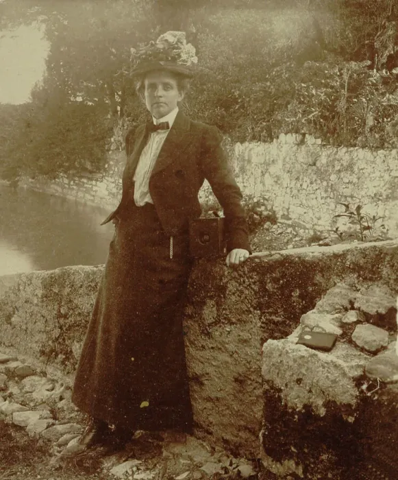 Framed Print : Frances Benjamin Johnston, full-length portrait, posing by a... Cadenabbia, Lake Como, Italy, 1900. Creator: Unknown Framed Print : Frances Benjamin Johnston, full-length portrait, posing by a... Cadenabbia, Lake Como, Italy, 1900. Creator: Unknown