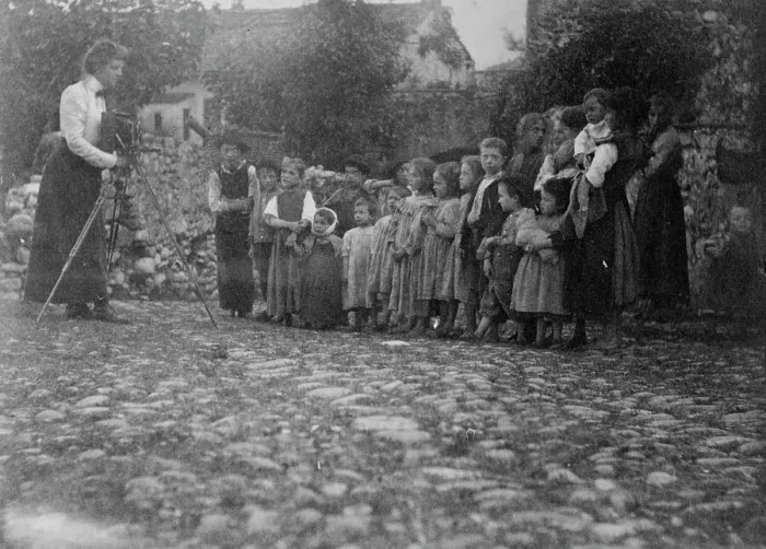 Framed Print : Frances Benjamin Johnston photographing a group of people, mostly children, in Europe, 1900. Creator: Unknown Framed Print : Frances Benjamin Johnston photographing a group of people, mostly children, in Europe, 1900. Creator: Unknown