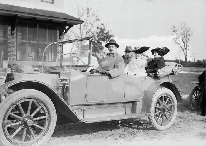Framed Print : Fred Schnell, Mayor Klin[e], wife and daughter, 1913. Creator: Bain News Service