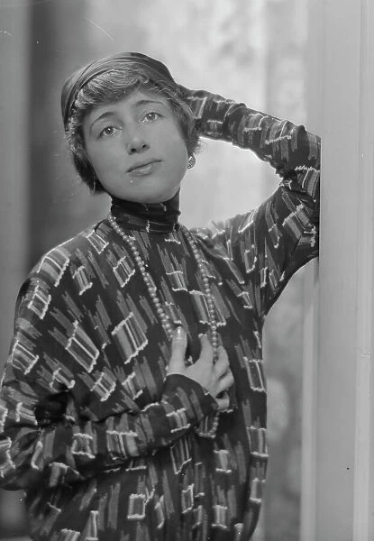 Freeman, Helen, Miss, portrait photograph, 1914 Sept. 4. Creator: Arnold Genthe