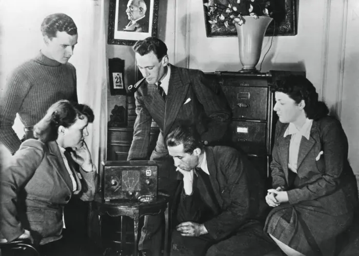 Framed Print : French citizens listening to a broadcast by Vichy deputy premier Admiral Darlan, 23 May, 1941 Framed Print : French citizens listening to a broadcast by Vichy deputy premier Admiral Darlan, 23 May, 1941