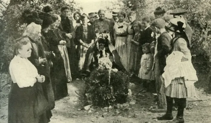Framed Print : French civilians at the grave of a soldier, 1914, (c1920). Creator: Unknown Framed Print : French civilians at the grave of a soldier, 1914, (c1920). Creator: Unknown