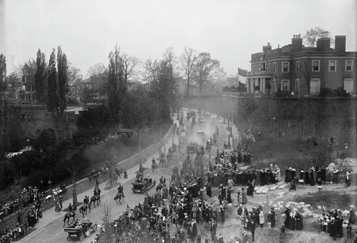 Framed Print : French Commission To U.S. - Procession Down 16th Street, 1917. Creator: Harris & Ewing. French Commission To U.S. - Procession Down 16th Street, 1917. Creator: Harris & Ewing Framed Print : French Commission To U.S. - Procession Down 16th Street, 1917. Creator: Harris & Ewing. French Commission To U.S. - Procession Down 16th Street, 1917. Creator: Harris & Ewing