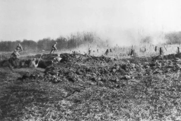 Framed Print : French counter-attack between the Somme and the river Oise, Picardy, France, 1918 Framed Print : French counter-attack between the Somme and the river Oise, Picardy, France, 1918