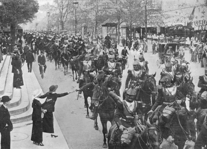 Framed Print : French cuirassiers riding through the streets of Paris on their way on the front, 1914 Framed Print : French cuirassiers riding through the streets of Paris on their way on the front, 1914