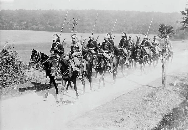 French Dragoon & Chasseur Patrol, between c1914 and c1915. Creator: Bain News Service. French Dragoon & Chasseur Patrol, between c1914 and c1915. Creator: Bain News Service