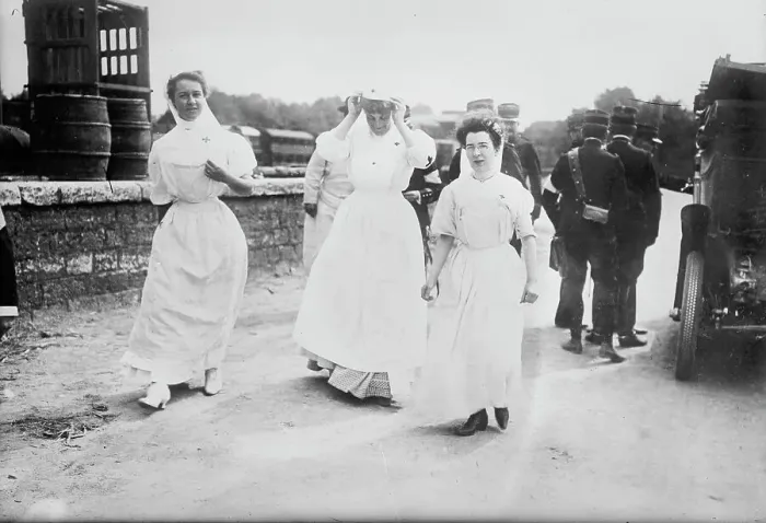 Framed Print : French Red Cross nurses, between c1914 and c1915. Creator: Bain News Service Framed Print : French Red Cross nurses, between c1914 and c1915. Creator: Bain News Service