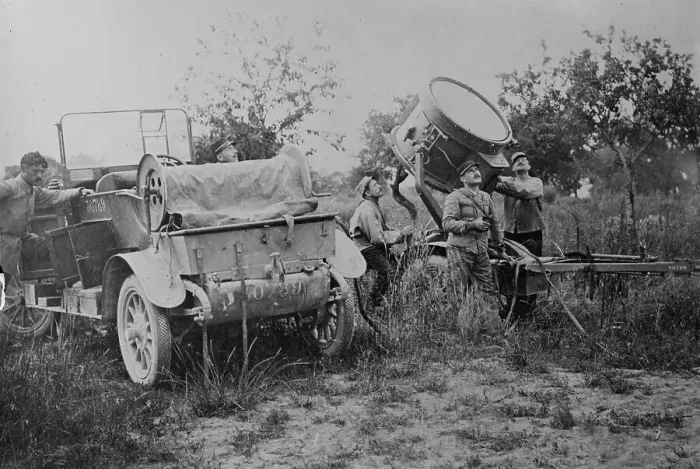 Framed Print : French searchlight for aircraft, between c1915 and 1918. Creator: Bain News Service Framed Print : French searchlight for aircraft, between c1915 and 1918. Creator: Bain News Service