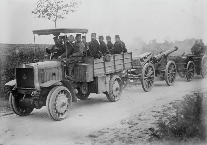 Framed Print : French Siege gun & motor tractor, between c1914 and c1915. Creator: Bain News Service Framed Print : French Siege gun & motor tractor, between c1914 and c1915. Creator: Bain News Service