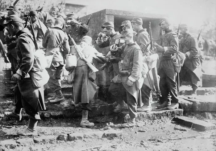 Framed Print : French troops drinking water on march, between c1914 and c1915. Creator: Bain News Service Framed Print : French troops drinking water on march, between c1914 and c1915. Creator: Bain News Service