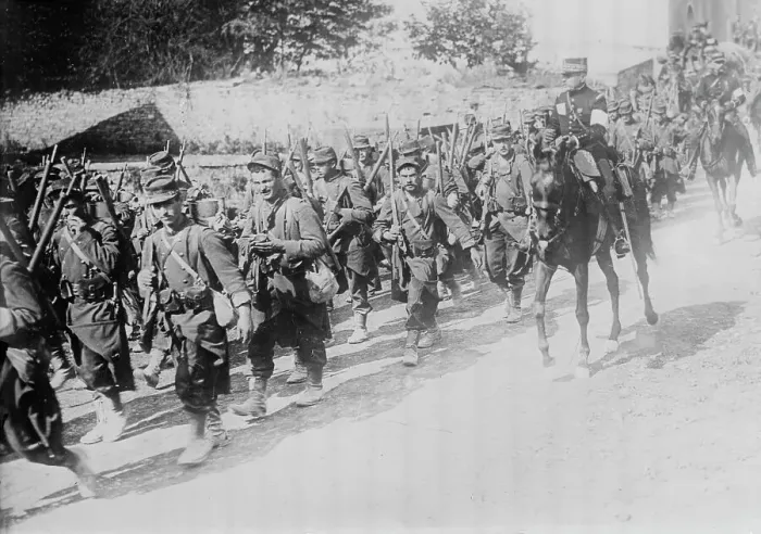 Framed Print : French troops on march, between c1914 and c1915. Creator: Bain News Service Framed Print : French troops on march, between c1914 and c1915. Creator: Bain News Service