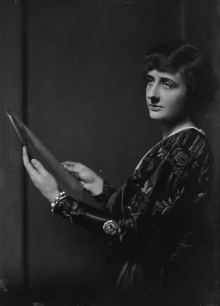 Frost, Lucille, Miss, portrait photograph, 1914 Mar. 26. Creator: Arnold Genthe