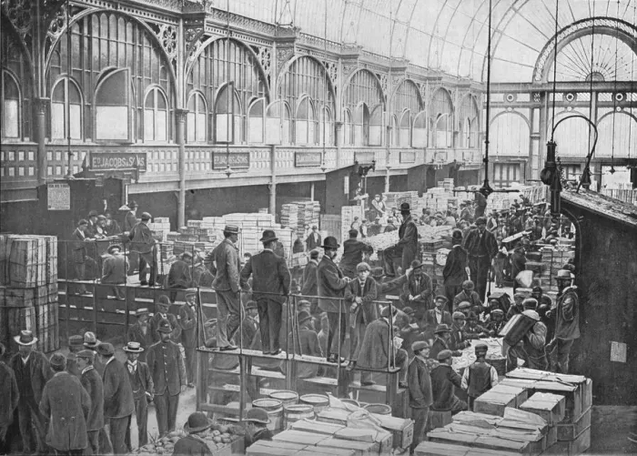 Framed Print : Fruit auctions at Covent Garden Market, London, c1901 (1901) Framed Print : Fruit auctions at Covent Garden Market, London, c1901 (1901)