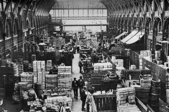 Framed Print : Fruit department, Covent Garden, London, 1926-1927 Framed Print : Fruit department, Covent Garden, London, 1926-1927