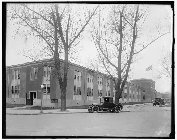 Framed Print : Fuel Adminstration Bldg, between 1910 and 1920. Creator: Harris & Ewing. Fuel Adminstration Bldg, between 1910 and 1920. Creator: Harris & Ewing Framed Print : Fuel Adminstration Bldg, between 1910 and 1920. Creator: Harris & Ewing. Fuel Adminstration Bldg, between 1910 and 1920. Creator: Harris & Ewing