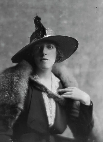 Fullen, D. Miss, portrait photograph, 1916. Creator: Arnold Genthe