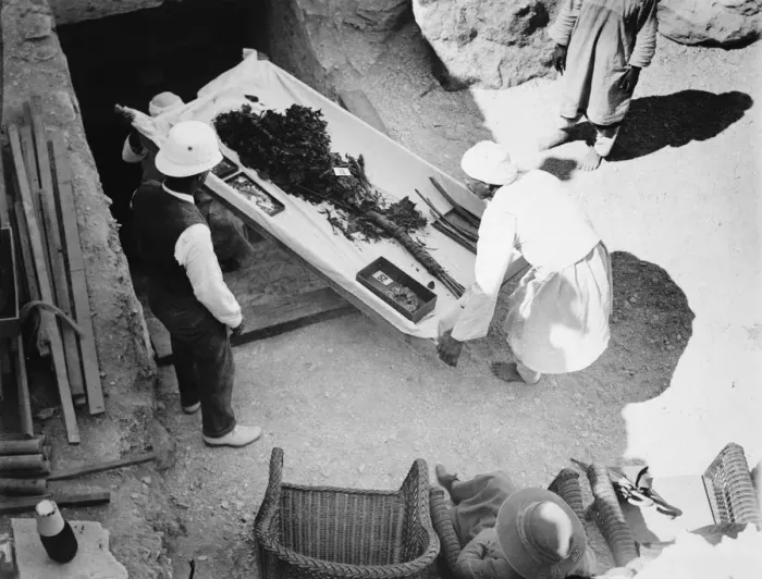 Framed Print : Funeral bouquet being removed from the tomb of Tutankhamun, Valley of the Kings, Egyp, 1922 Framed Print : Funeral bouquet being removed from the tomb of Tutankhamun, Valley of the Kings, Egyp, 1922