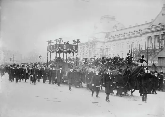 Framed Print : Funeral cortege for King Leopold, Belgium, 1910. Creator: Bain News Service Framed Print : Funeral cortege for King Leopold, Belgium, 1910. Creator: Bain News Service