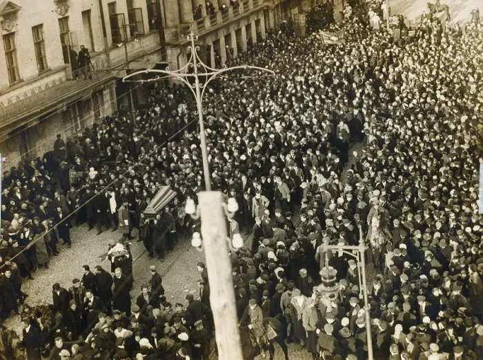 Framed Print : Funeral procession of the poet Valery Bryusov, Moscow, USSR, 12 October 1924 Framed Print : Funeral procession of the poet Valery Bryusov, Moscow, USSR, 12 October 1924