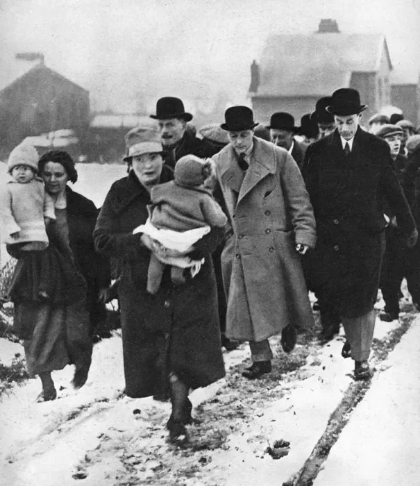 Framed Print : The future Edward VIII walking in the snow in Winlaton, County Durham, 1929 Framed Print : The future Edward VIII walking in the snow in Winlaton, County Durham, 1929