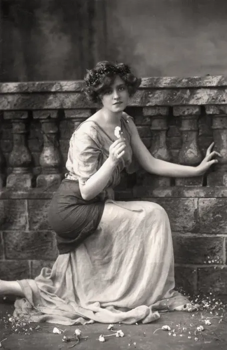 Framed Print : Gabrielle Ray (1883-1973), English actress, 1900s. Artist: W&D Downey Framed Print : Gabrielle Ray (1883-1973), English actress, 1900s. Artist: W&D Downey