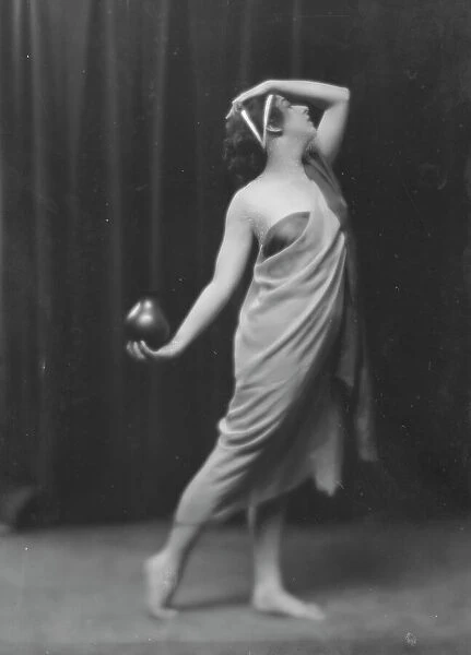 Gaderhoff, Lovena, Miss, 1916. Creator: Arnold Genthe